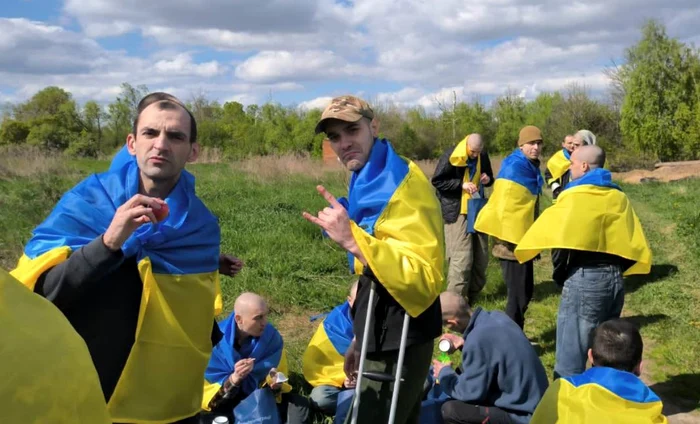foto prizonieri de razboi cu drapele ucrainene pe umeri