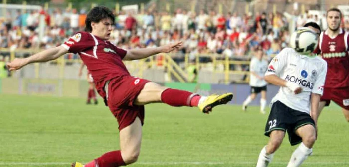 Săpunaru (stânga) a fost „ars“ de Rapid 