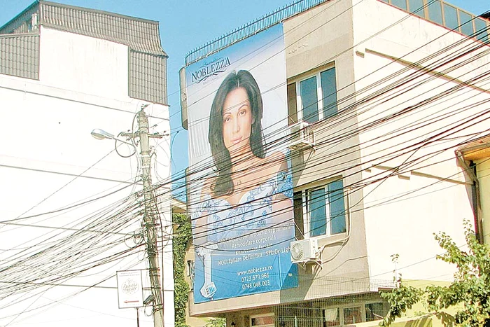 Bruneta merge aproape  zilnic la tratamente