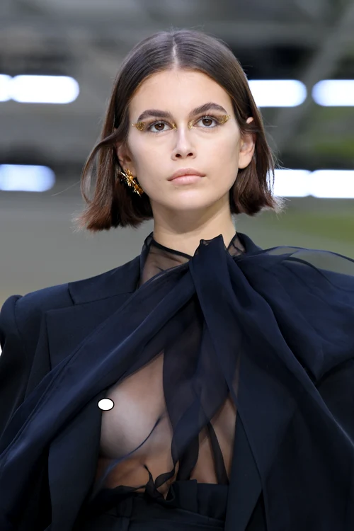 Kaia Gerber a rămas cu sânul aproape dezvelit în timpul unui show de modă 