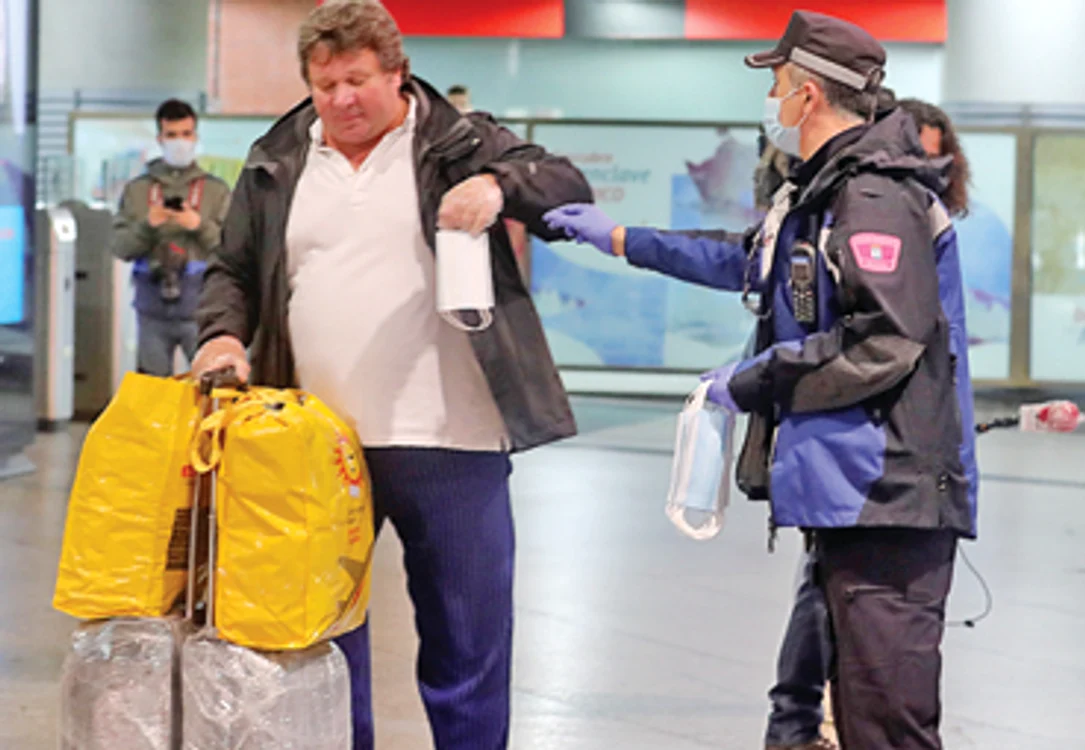 Şoferii şi cei care călătoresc cu trenul şi cu metroul  au primit măşti 