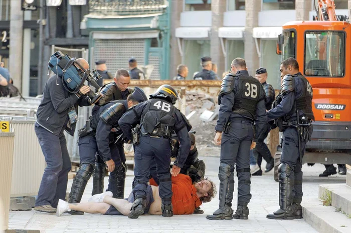 
    Forţele de ordine nu au  avut milă faţă de suporteri   