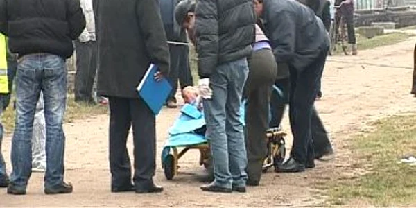 Victima a fost găsită de un vecin în mijlocul şoselei 