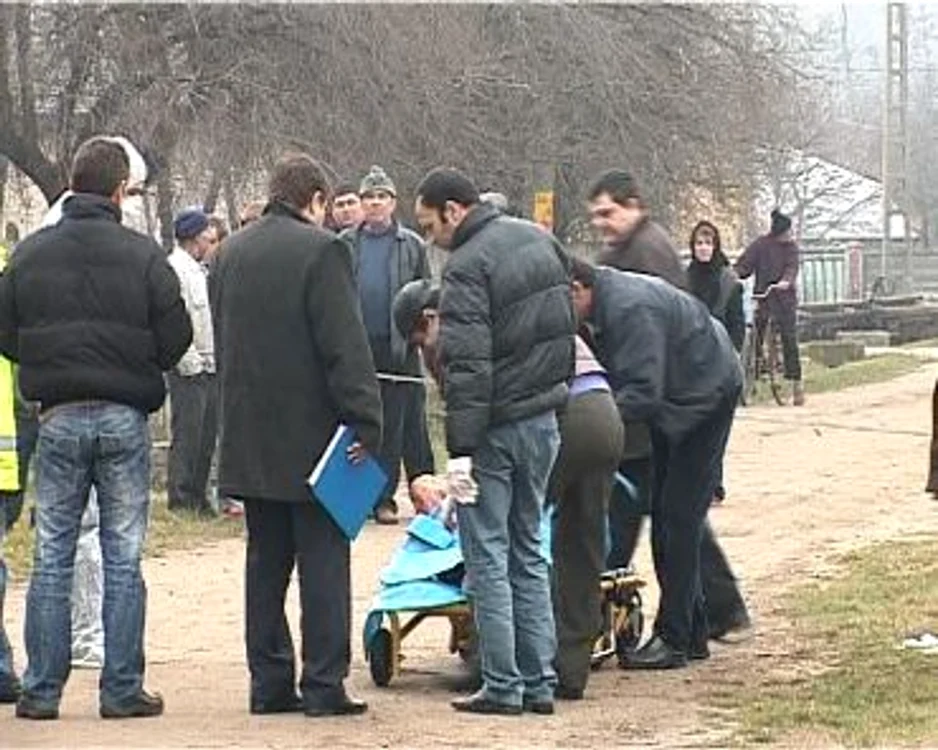 Victima a fost găsită de un vecin în mijlocul şoselei 