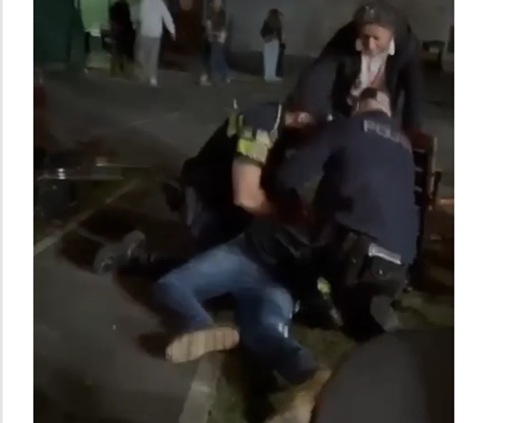 Președintele organizației municipale a UDMR Brașov, pus la pământ și încătușat de polițiști în urma unui scandal la un liceu din Brașov