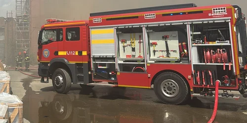Incendiu la o hală în București FOTO ISU