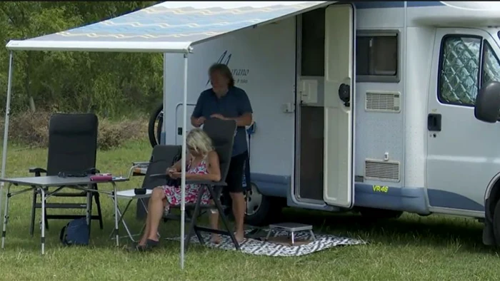 Umbrarul e la mare cinste la fiecare rulotă. FOTO: Iulian Bunilă 
