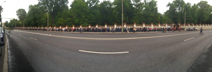 Mii de oameni au stat la coadă pentru a intra la Muzeul Naţional Cotroceni  FOTO & VIDEO: Florin Ghioca