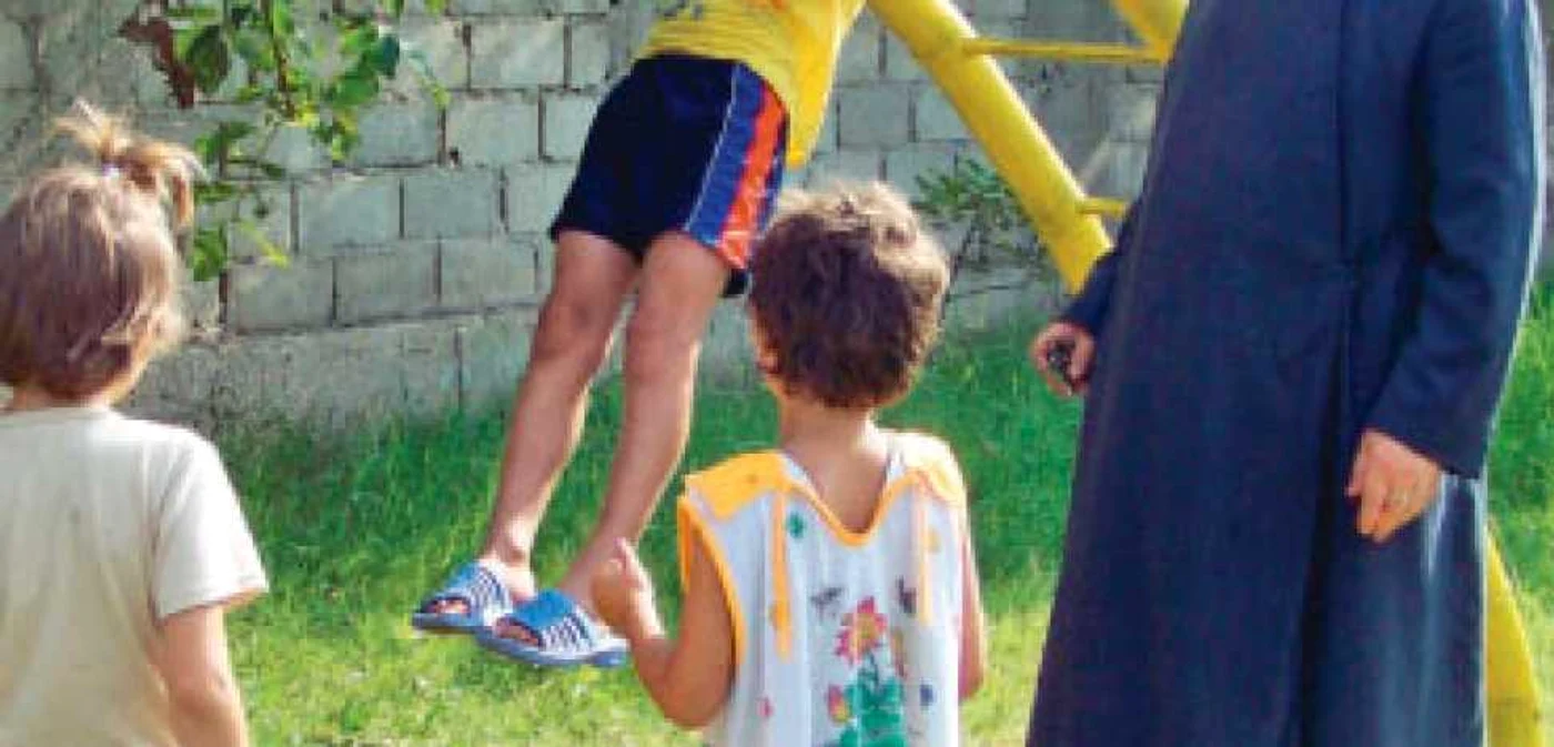 Elevii îşi petrec timpul liber  în curtea bisericii