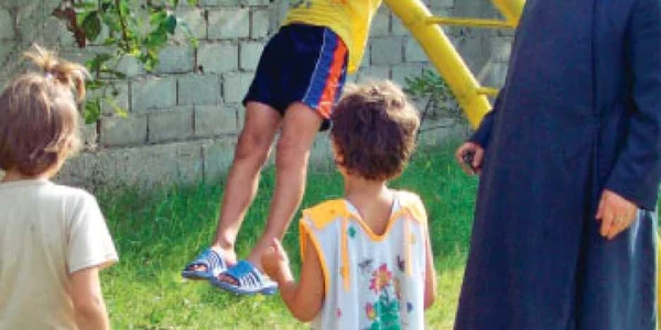 Elevii îşi petrec timpul liber  în curtea bisericii