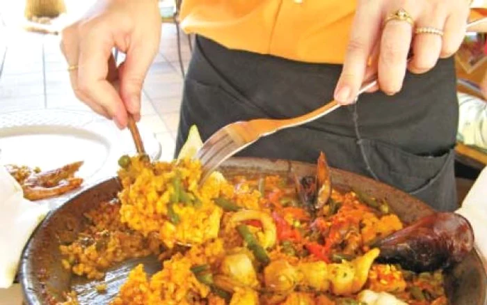 Paella, mâncare tradiţională spaniolă