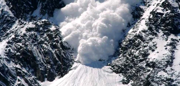 Încălzirea vremii poate declanşa oricând o avalanşă. FOTOArhivă.