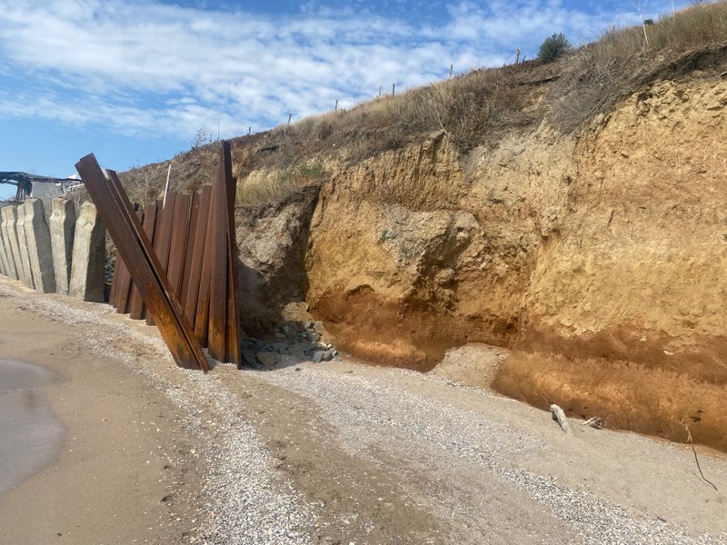 Pericol major: faleza din Costinești stă să se prăbușească peste turiști. Autoritățile iau doar măsuri provizorii FOTO