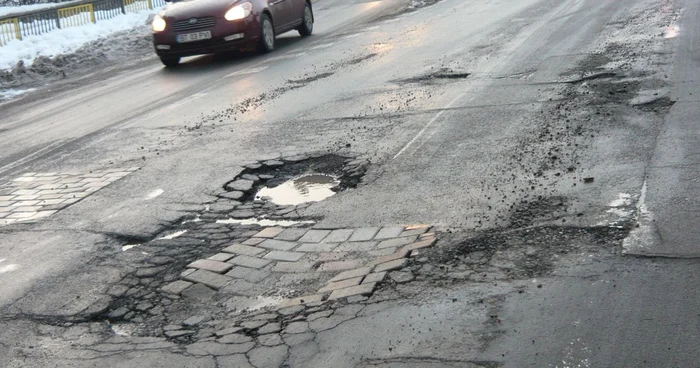 Craterul de pe strada Unirii se întinde pe un metru şi jumătate