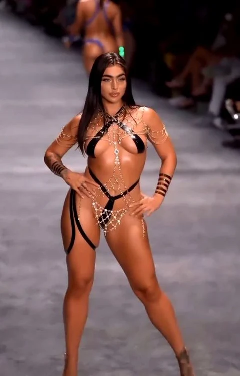 Model îmbrăcat în bandă adezivă la Miami Swim Week 2024