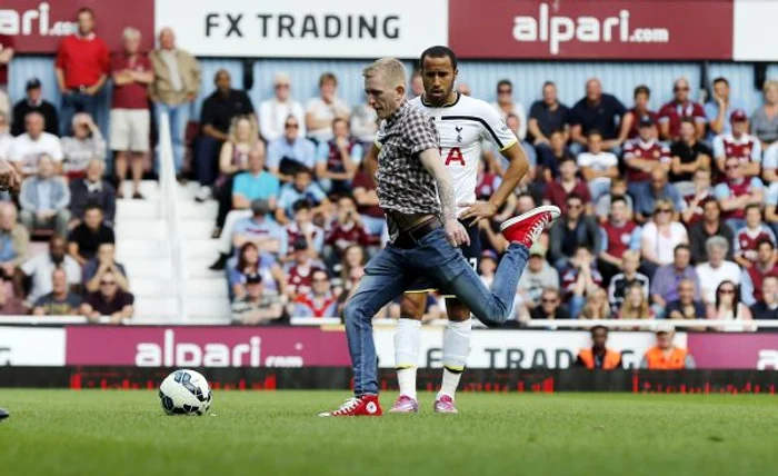 
    Fanul bate lovitura liberă Foto: Reuters  