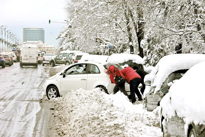 Greu să scoţi  maşinuţa  din parcare