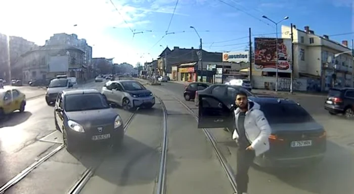 
    Șoferul BMW a coborât din mașină și i-a cerut socoteală vatmanului Foto:adevarul.ro  