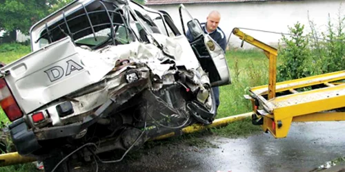 Maşina avariată s-a răsturnat