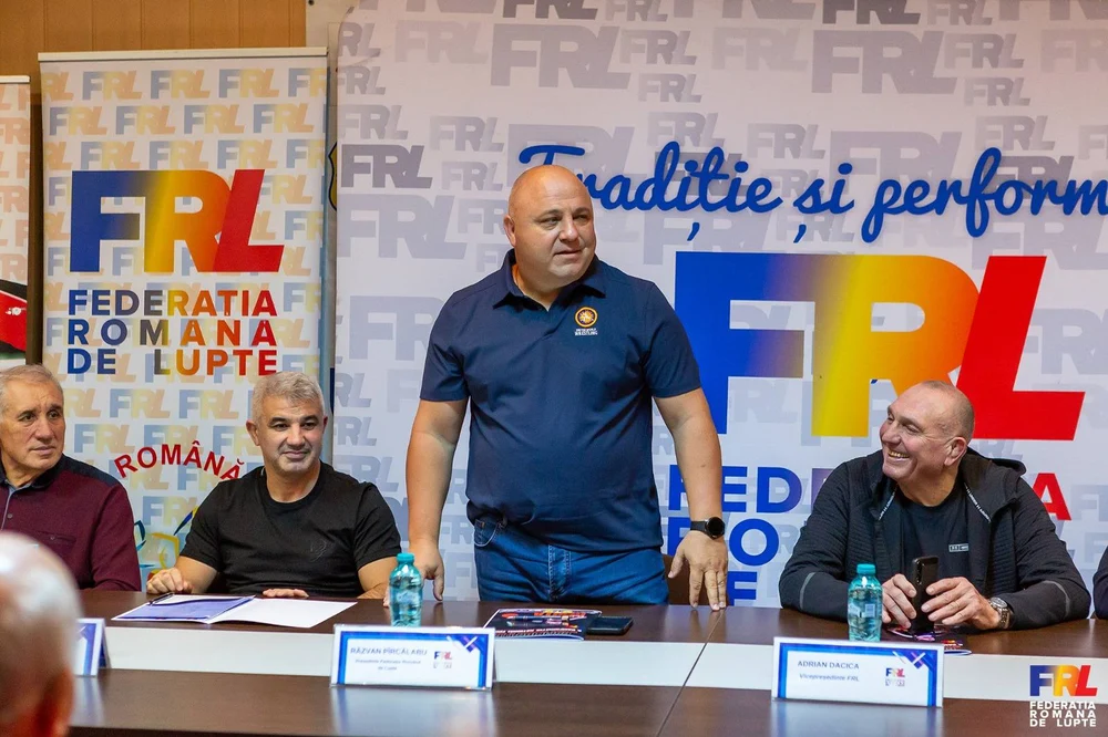 Șefii Federației Române de Lupte, primiți cu brațele deschise la o competiție din Rusia, fără să aibă vreun sportiv la start