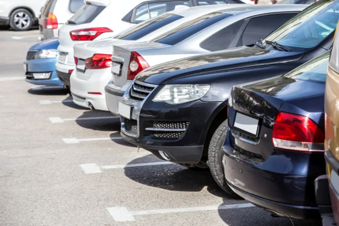 Autoturisme personale înregistrate ca "oficiale", pentru a nu plăti parcarea