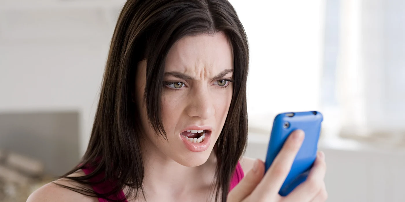 Nu-i cere niciodată telefonul! O sa vrea şi ea să-l "verifice" pe al tău