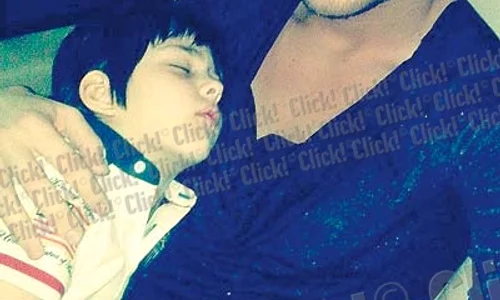Edan nu s a despărţit  o clipă de Răzvan,  în braţele căruia a  şi adormit, la un  moment dat (Fotografii: Click!) jpeg