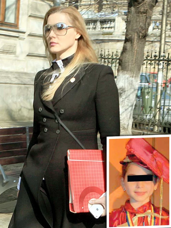 Avocata Simona Dana  Voiculescu şi-a început relaţia cu Cristi Borcea în 2002, pe vremea când el era căsătorit cu Mihaela. În 2006 a născut-o pe Carolyn
