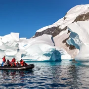 antarctica femei hartuire shutterstock jpg