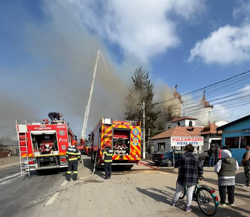 Incendiu la Biserica Puchenii Mari FOTO: ISU Prahova
