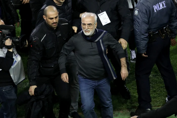 Ivan Savvidis (în centrul imaginii) însoţit de bodyguarzii săi în timpul intrării pe teren la finalul meciului PAOK Salonic - AEK Atena, desfăşurat duminică FOTO EPA-EFE