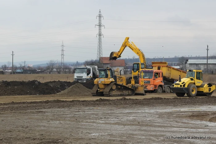 Utilajele constructorilor noului mall din Deva. FOTO: Daniel Guţă. ADEVĂRUL.