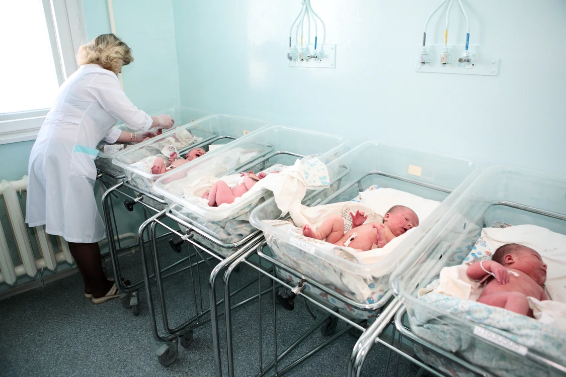Femeia a ales unul dintre copiii din maternitate