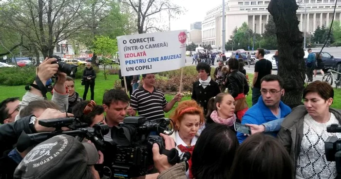 Protestul părinţilor din Piaţa Victoriei FOTO Ana Măiţă/Facebook
