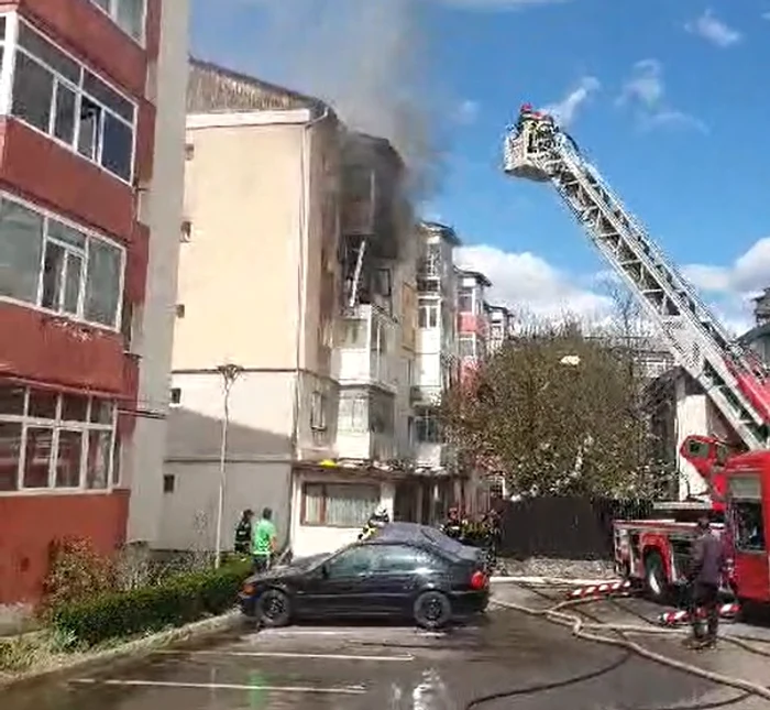 Explozie urmată de un incendiu într-un apartament  Captură video - Info Trafic Curtea de Argeș