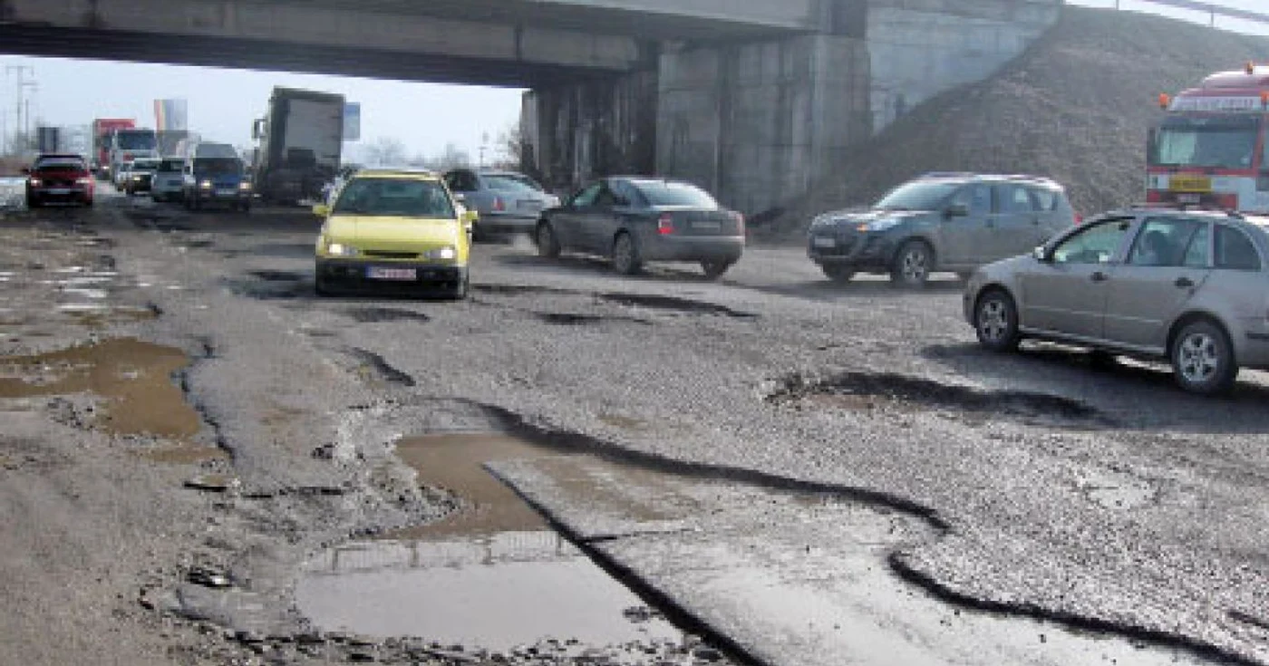 Sute de gropi au răsărit, în ultimele săptămâni, pe DN72 Ploieşti – Târgovişte