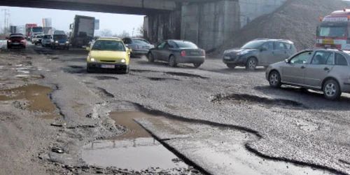 Sute de gropi au răsărit, în ultimele săptămâni, pe DN72 Ploieşti – Târgovişte
