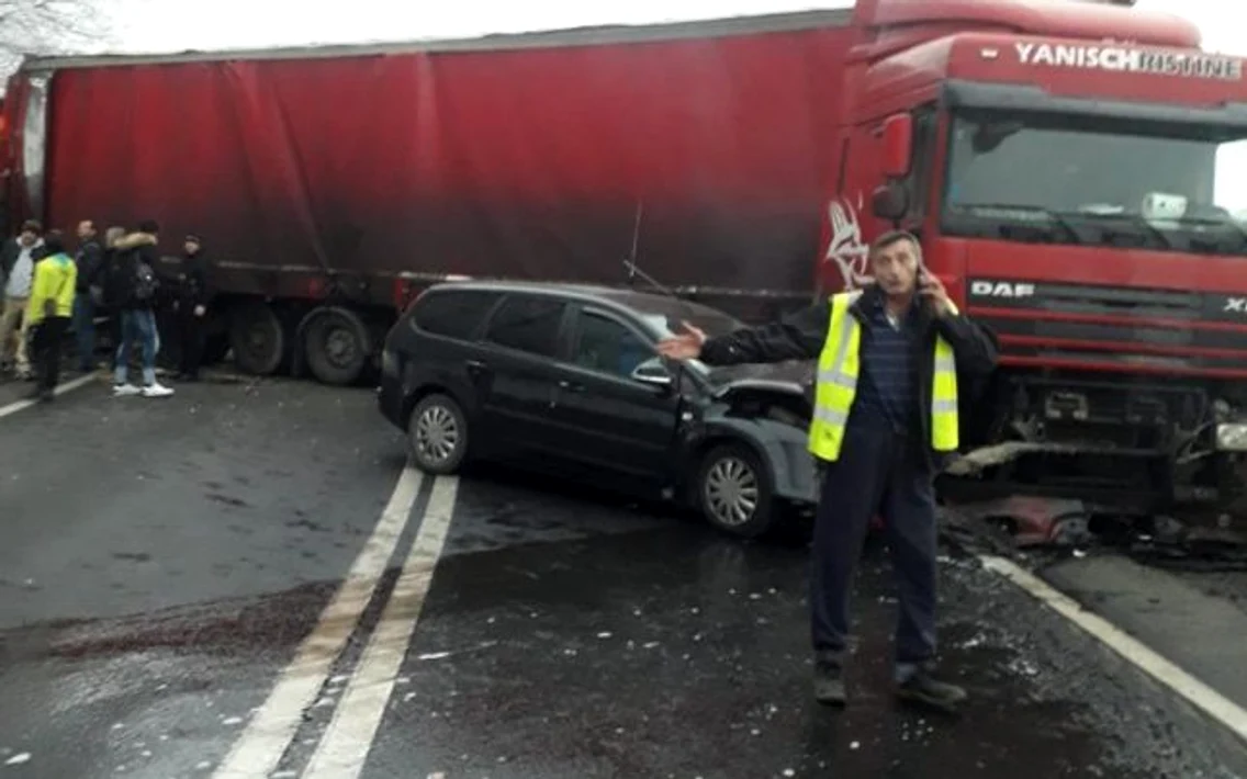Accident pe Valea Oltului la Tălmaciu - Sibiu - DN7 în care sunt implicate un autocar un TIR şi un turism Foto DRDP Braşov
