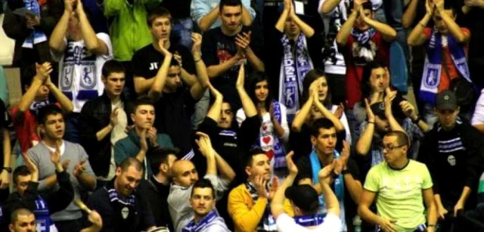 Suporterul a lovit un poliţist local la un meci de baschet