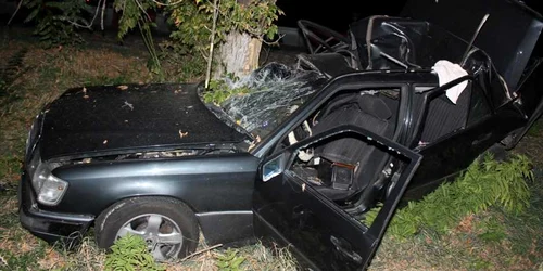 Patru tineri au murit după ce autoturismul în care se aflau a intrat într-un copac