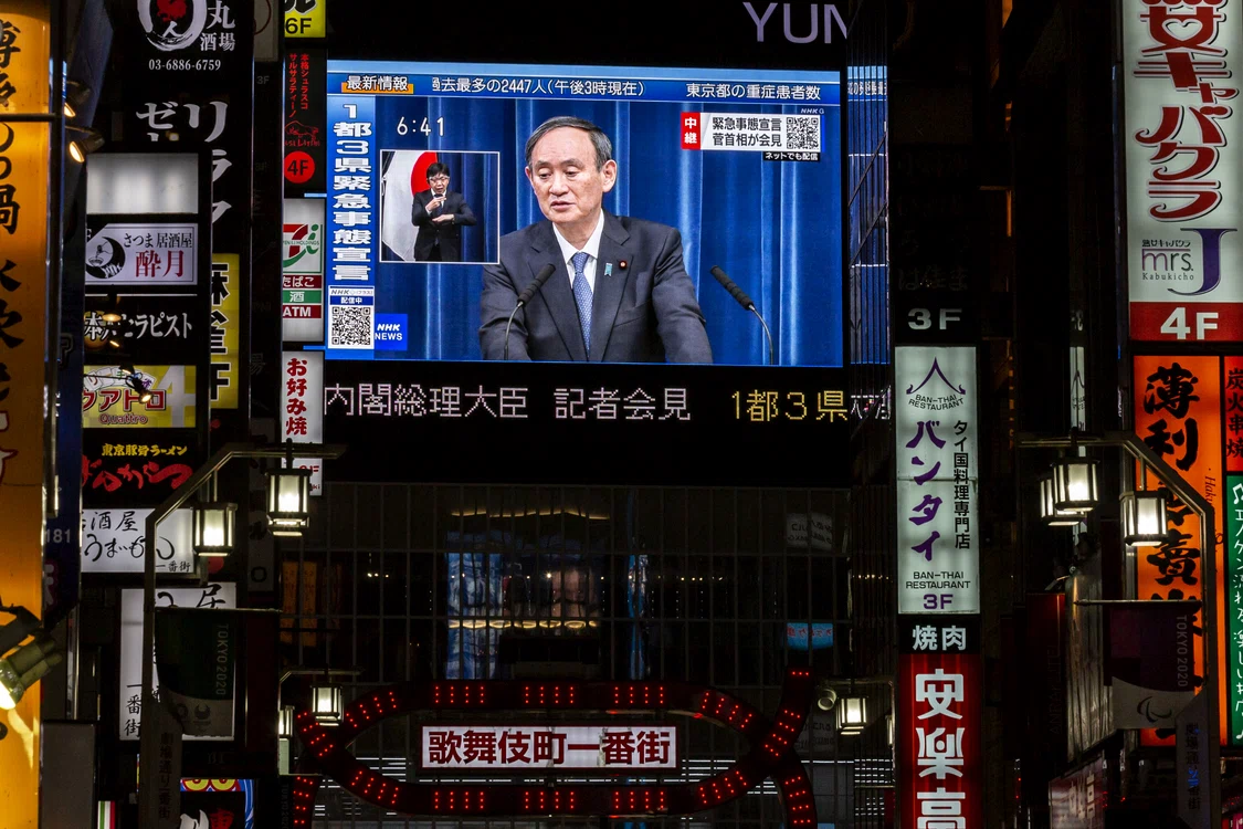 
    Premierul Yoshihide Suga a declarat stare de urgență în patru provincii din JaponiaFoto: Guliver / GettyImages  