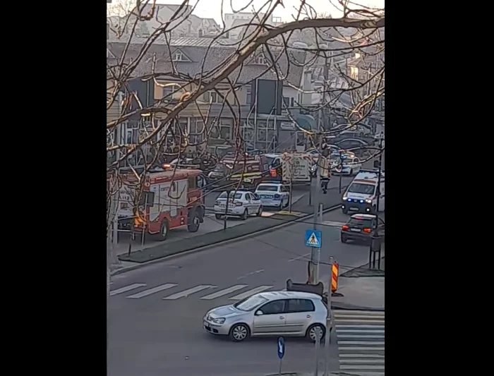 La locul evenimentului au ajuns mai multe autospeciale de intervenție FOTO: captura Info Trafic
