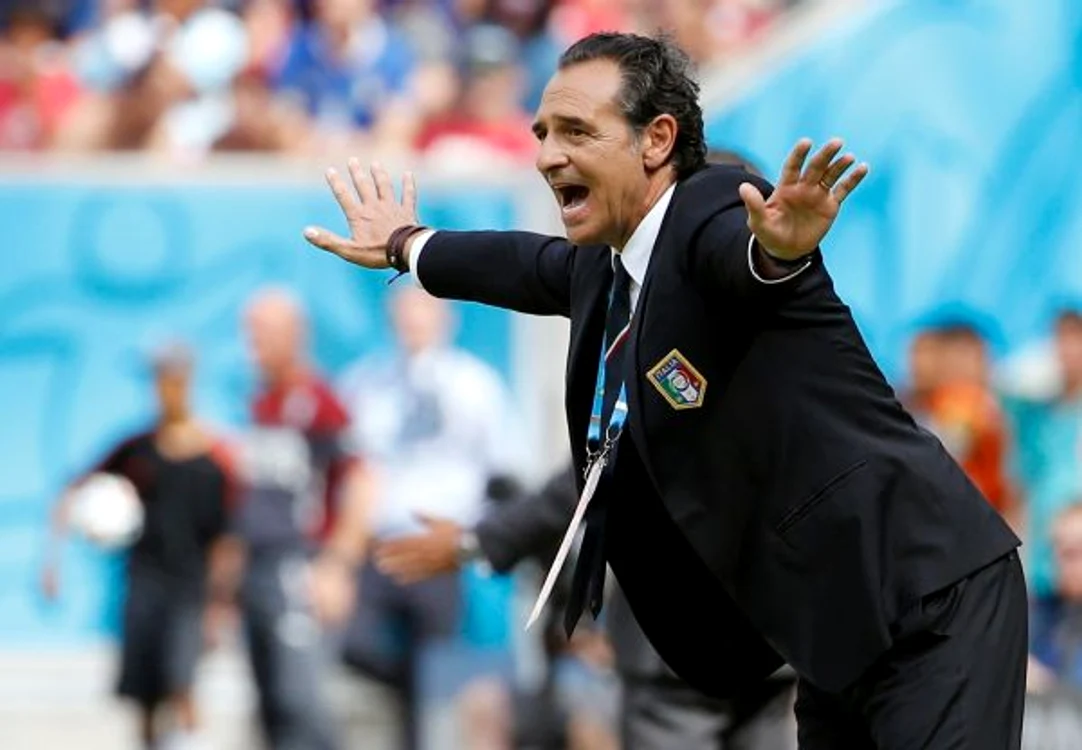 Antrenorul Cesare Prandelli si-a luat zborul de pe banca nationalei ItalieiReuters