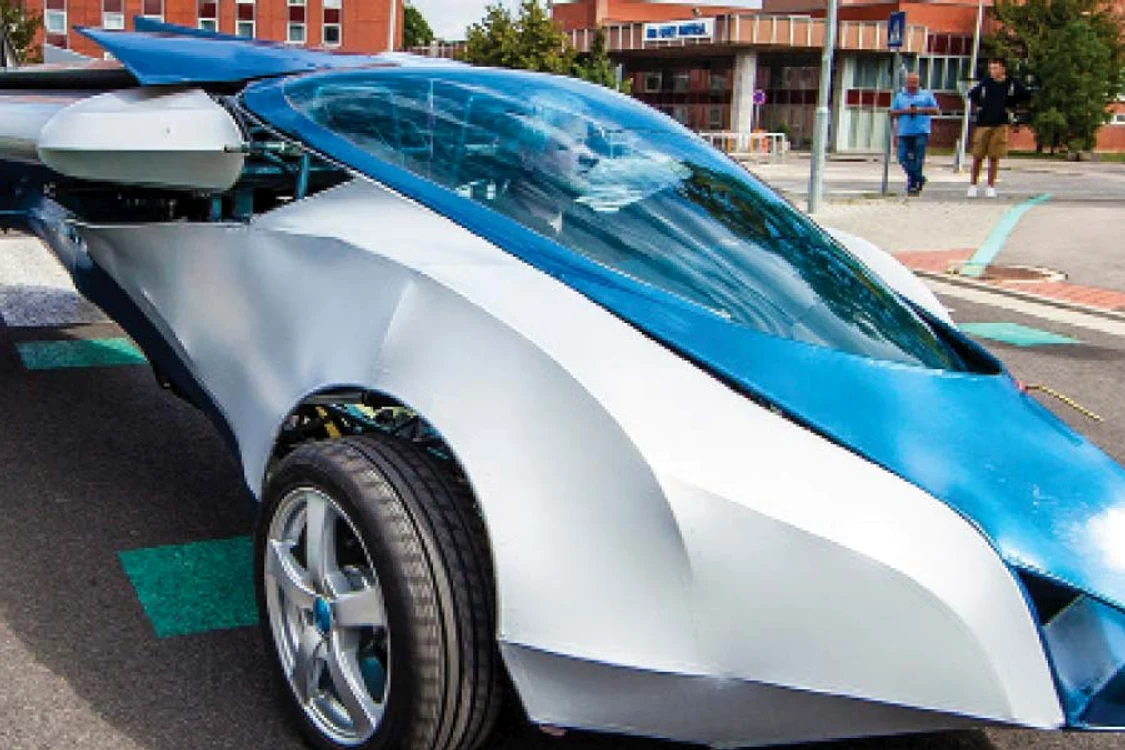 AeroMobil-ul are  aripi pliabile şi  poate fi parcat cu  uşurinţă (Fotografii: photoland / caters)