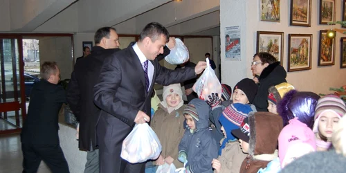 Colindătorii au luat cu asalt Palatul Administrativ