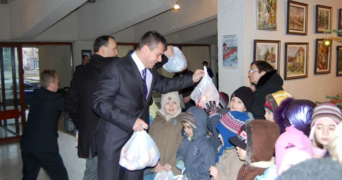 Colindătorii au luat cu asalt Palatul Administrativ