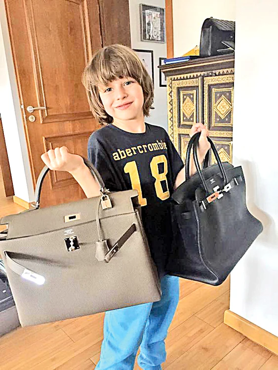 
    Laur jr. i-a adus  Anei cadourile  tocmai din Arabia  Saudită  