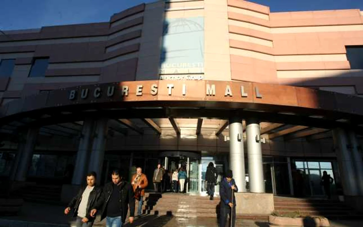 
    Încă două mall-uri au anunţat că îşi încetează temporar activitatea, după ce s-a închis şi mall-ul din BăneasaFoto: adevarul.ro  