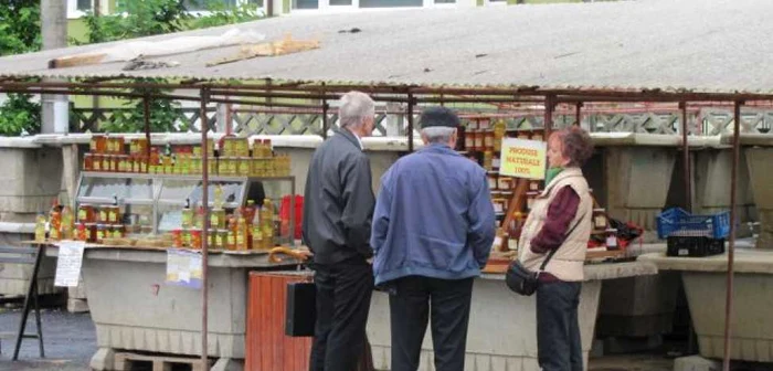 Tarabele din Piaţa Mare a Sloboziei au fost transformate în locuri pentru depozitarea ţigărilor de contrabandă FOTO: adevarul.slobozia.ro