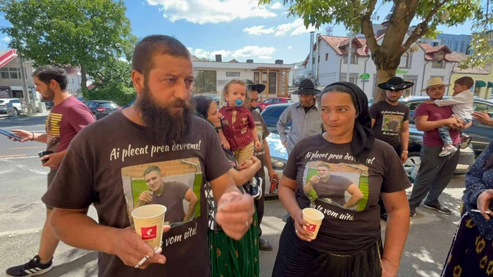 Protest ad-hoc al familiei victimei unei crime în fața Parchetului Județean Sibiu